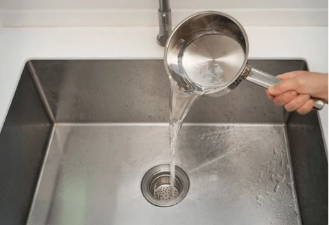 1. Xử lý cống nghẹt nhẹ bằng nước nóng