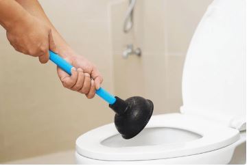 Thông tắc bồn cầu bằng pittong cao su