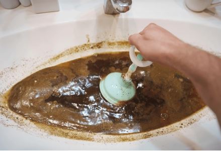 Thường xuyên đổ dầu mỡ thừa xuống bồn cầu, bồn rửa