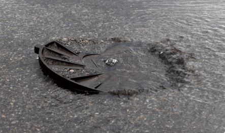 Tình trạng tắc cống sau mưa bão: Nguyên nhân và cách xử lý nhanh